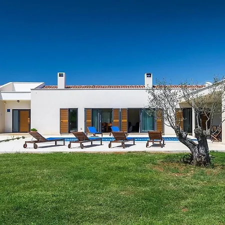 فندق Stancija De-belli 4*